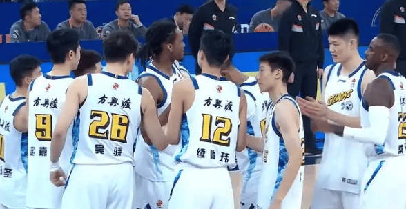 广东惨案！本土仅13分遭山东打爆，北京16分逆转，广厦止颓